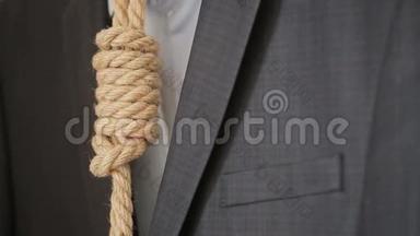 商人调整绳索像领带，<strong>不是你</strong>最喜欢的工作，